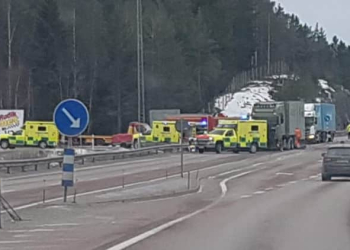 Hudiksvall: Lastbil och personbil i olycka på E4