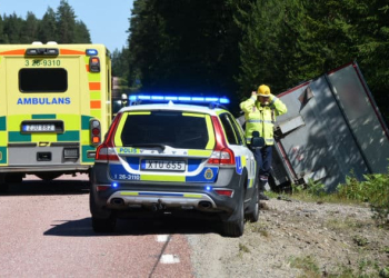 Trönö: Lastbil tippade på väg 652