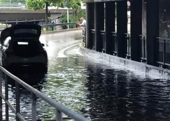 Gävle: Bilar fastnade i vattenmassor