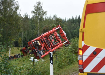 Voxna: Vindkraftstransport i diket på väg 301