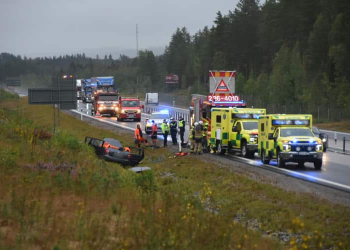 Enånger: Personbil voltade på E4