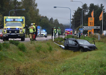 Stråtjära: Bilist kolliderade med fartkamera och lyktstolpe