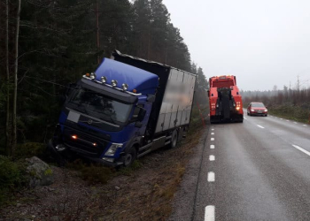 Ljusne: Lastbil körde av väg 583
