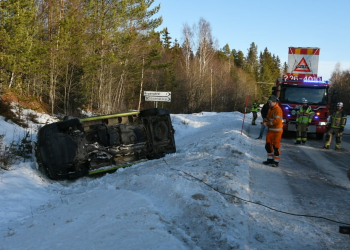 Enånger: Minibuss sladdade av väg 583