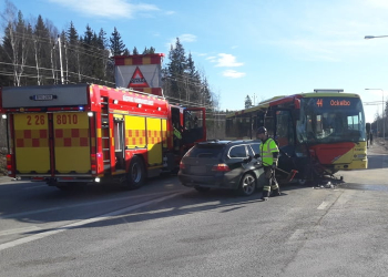 Ockelbo: Buss och personbil frontalkolliderade