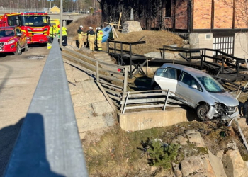 Bergvik: Trafikolycka vid kraftverket – Bil nära hamna i Ljusnan