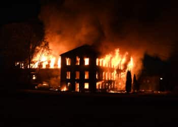 Ljusne: Värdshuset står i brand