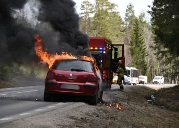 Bergvik: Bilbrand på väg 588