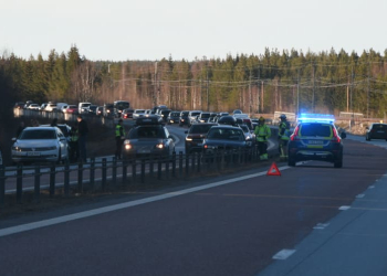 Norrala: Personbil kolliderade med mitträcket