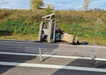 Storvik: Lastbil tappade grävmaskin på E16