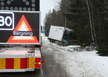 Hedesunda: Lastbilsolycka på väg 56