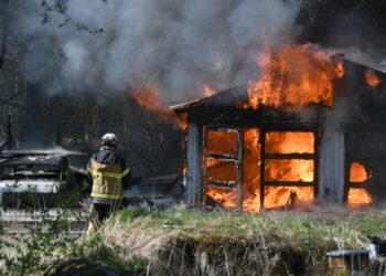 Ljusne: Brand i bilar och garage (13:53)