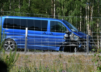 Enånger: Minibuss körde in i räcke