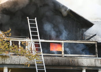 Jättendal: Äldre villa förstörd i brand (21:31)