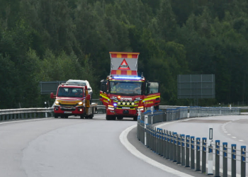 Enånger: Personbil kolliderade med mitträcket
