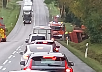 Hofors: Lastbil och personbil i olycka på E16