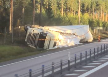 Tönnebro: Lastbil välte på E4
