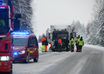 Ockelbo: Lastbil och personbil i olycka på väg 303