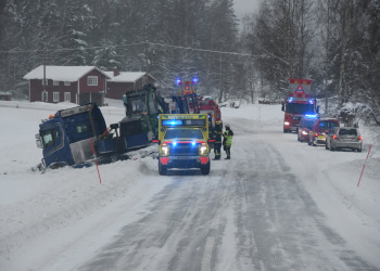 Holmsveden: Lastbilsolycka på väg 272