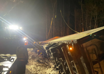 Edsbyn: Lastbil tippade på väg 301