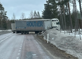 Jättendal: Lastbil i diket