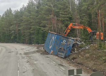 Vallvik: Lastbil tappade container på väg 583