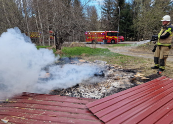 Bergvik: Räddningstjänsten släckte okontrollerade skräpeldningar