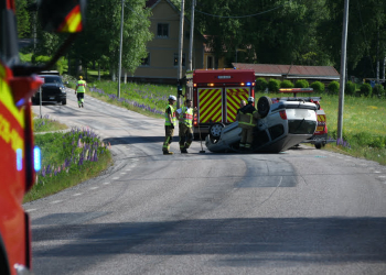 Bergvik: Personbil voltade på väg 588