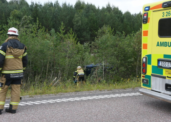 Enånger: Personbil voltade på E4