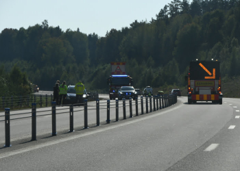 Enånger: Personbil körde in i mitträcket