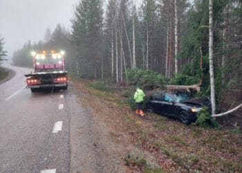 Ockelbo: Personbil körde in i träd