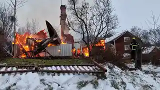 Viksjöfors: En till sjukhus efter villabrand