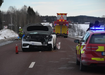Glössbo: Personbil krockade med lastbilshjul