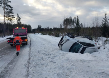 Ockelbo: Bil voltade på väg 272