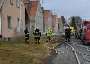 Lingbo: Brand i villa