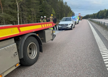 Söderhamn: Personbil körde in i mitträcket