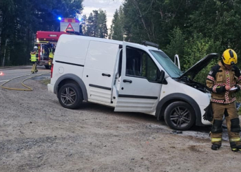 Bollnäs: Bilbrand på väg 653