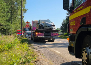 Lingbo: Personbil krockade med träd