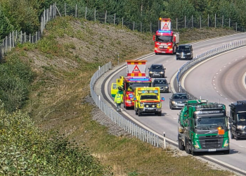 Enånger: Lastbil och personbil krockade på E4