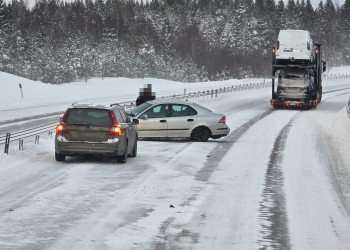 Enånger: Personbil körde in i mitträcket