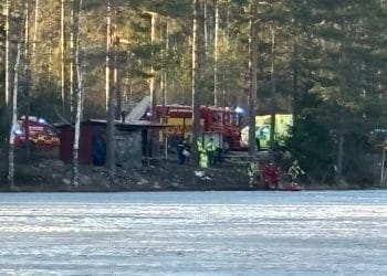 Hofors: Två personer gått genom isen