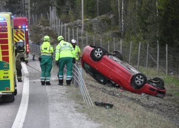 Söderhamn: Personbil voltade på E4