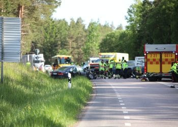Skutskär: Tre bilar i olycka på väg 76