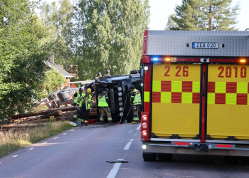 Järbo: Timmerbil vält på väg 542