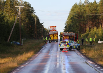 Järbo: Personbil krockade med stolpe