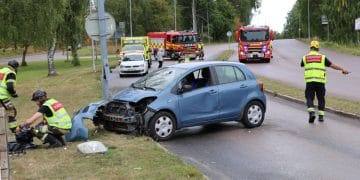 Sandviken: Personbil körde in i lyktstolpe