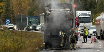Gävle: Brand i timmerbil